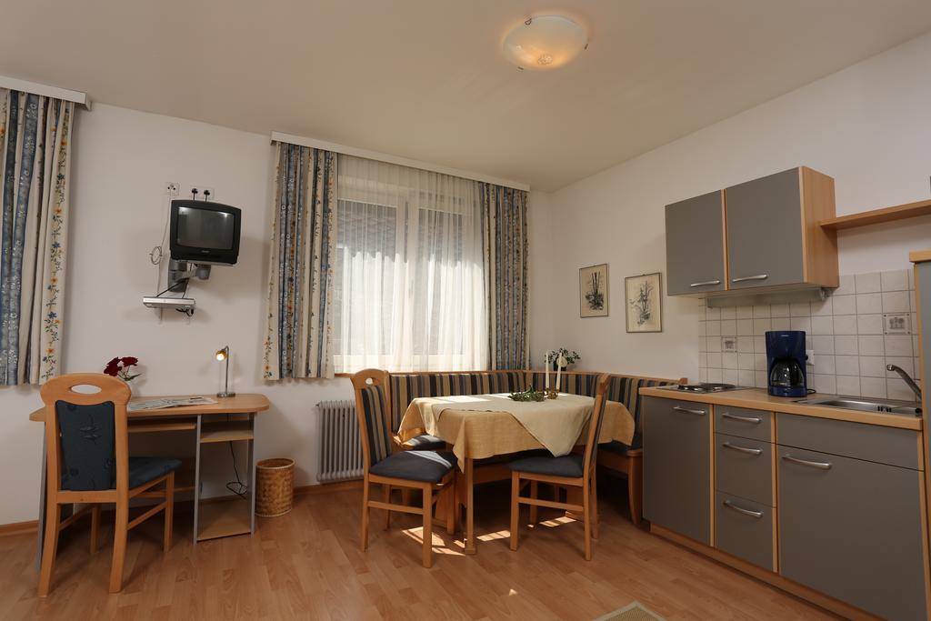 Hofer Guest House Филах Стая снимка